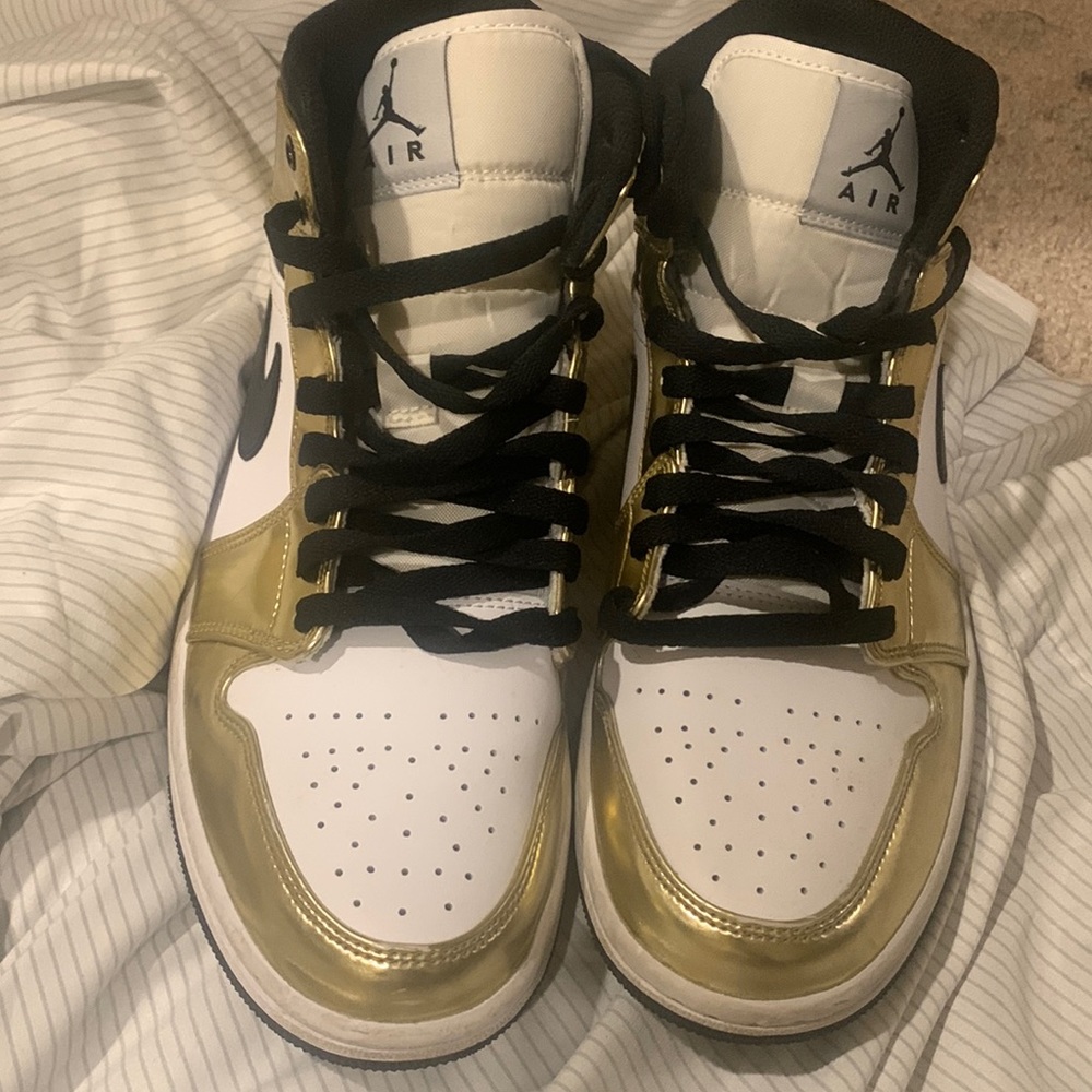 Air Jordan 1 Mid metallic gold